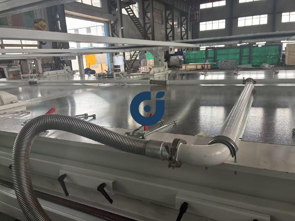 公司为光伏太阳能板制造设备配套的金属软管投入安装使用
